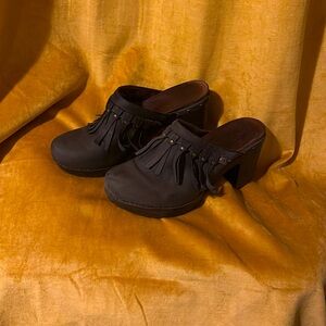 Dansko olive green fringe clogs. Women’s size 40/9.